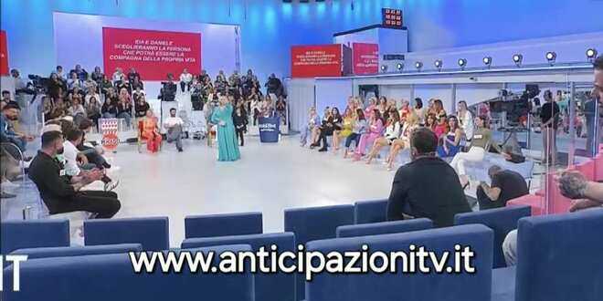 Uomini e Donne, una dama e un cavaliere verso il ritorno in studio: lei conferma la rottura