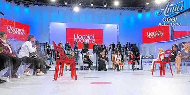 Uomini e Donne, dama costretta ad andarsene si sfoga: “È tutto finto”