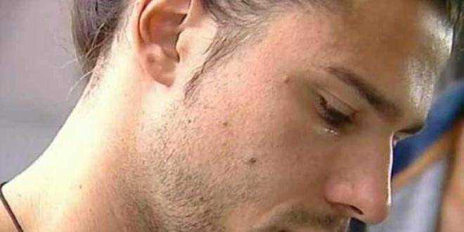 Grande Fratello Vip, denuncia penale contro Luca Onestini per la canzone?