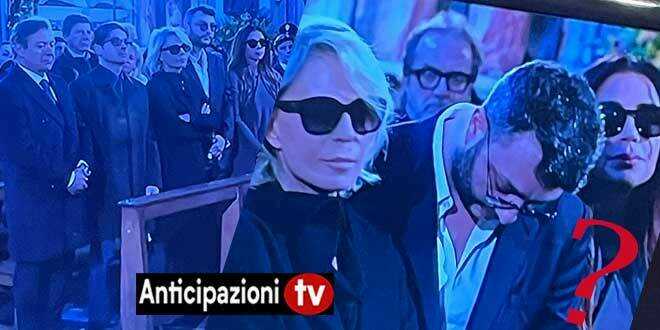 Chi era la donna seduta accanto a Gabriele e Maria De Filippi ai funerali di Maurizio Costanzo?