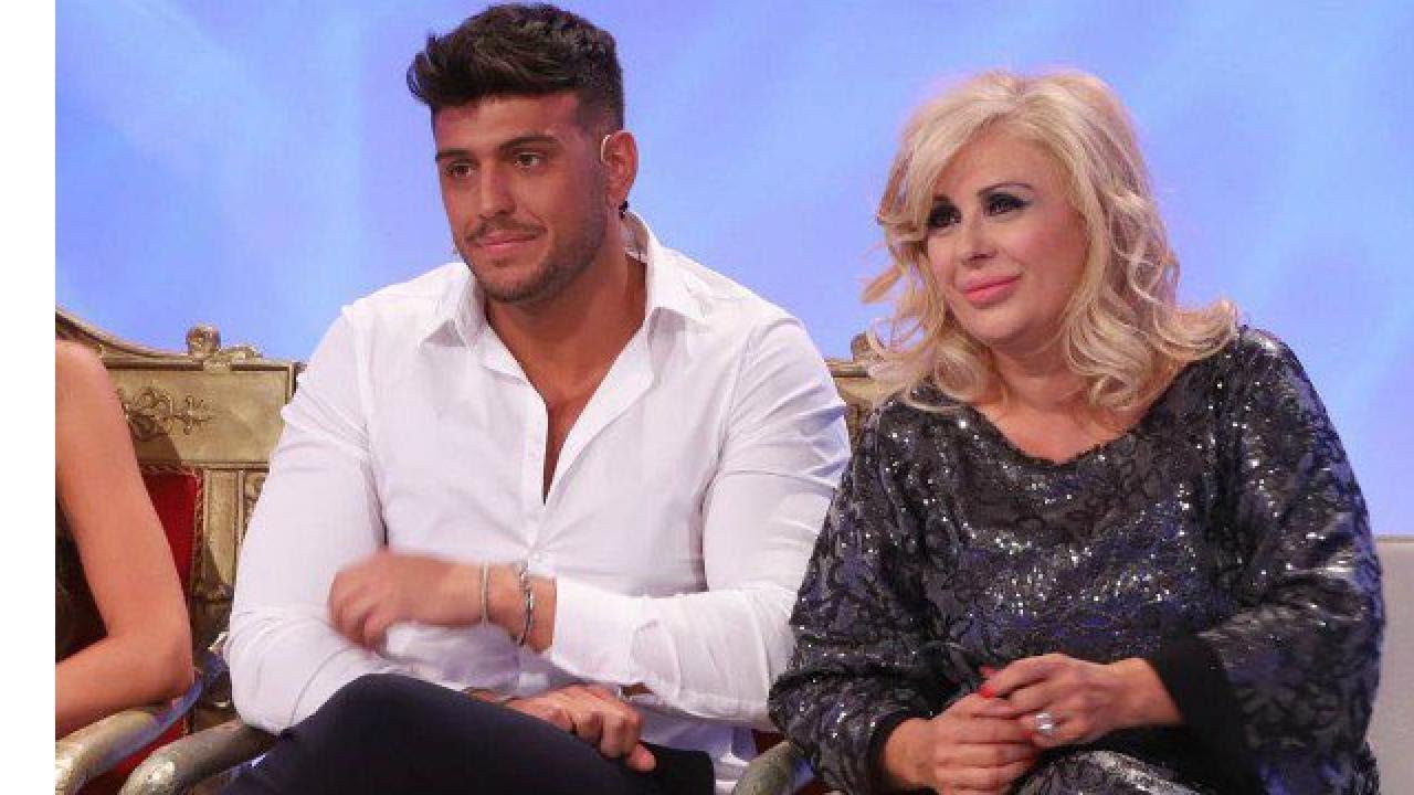 Uomini e Donne, due corteggiatrici di Luigi Mastroianni sono fidanzate: le accuse sui social