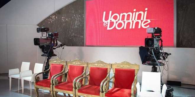Uomini e Donne anticipazioni, due tronisti escono insieme in esterna
