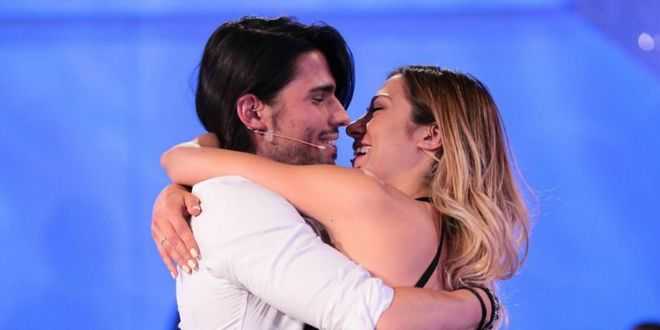 Uomini e Donne news: ecco come stanno passando l’estate le coppie del trono classico