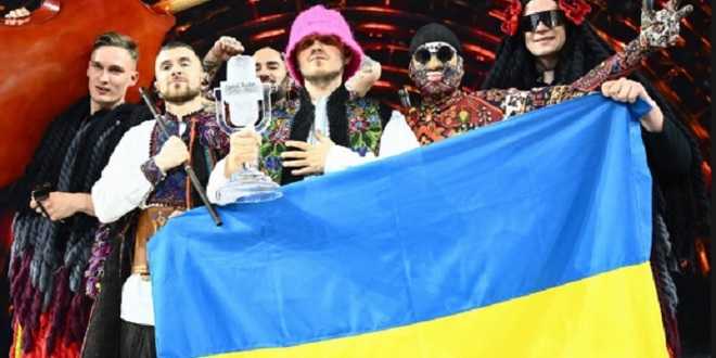 Eurovision 2022, i vincitori vendono il premio: “Soldi per l’esercito ucraino”