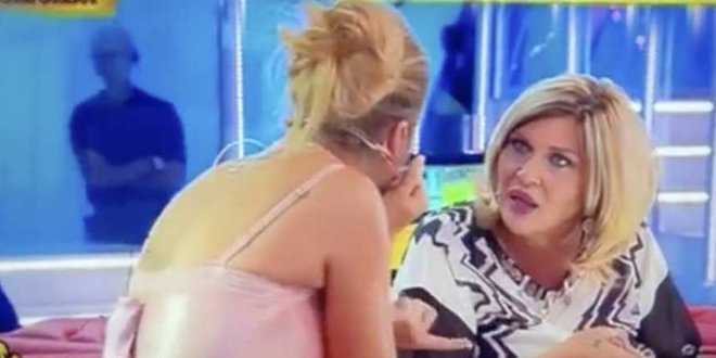 Isola dei Famosi 2018, Eva condivide dei messaggi agghiaccianti