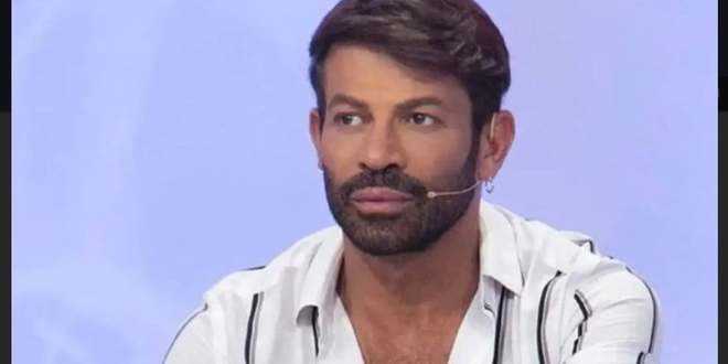 Uomini e Donne, ex cavaliere spara a zero su Gianni Sperti: “Geloso e arrogante”