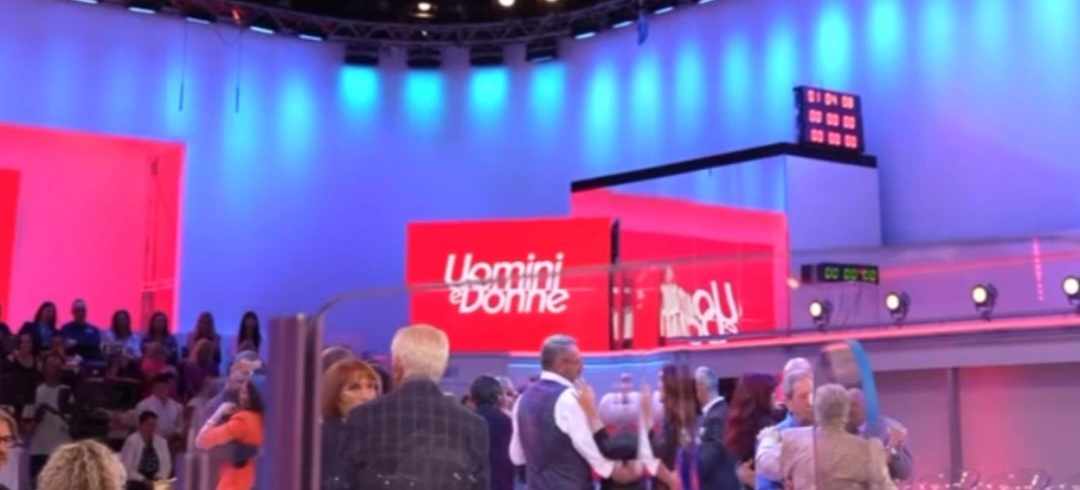 Uomini e Donne, ex cavaliere del trono over denunciato alla magistratura: “Falso medico con specializzazione mai riconosciuta”