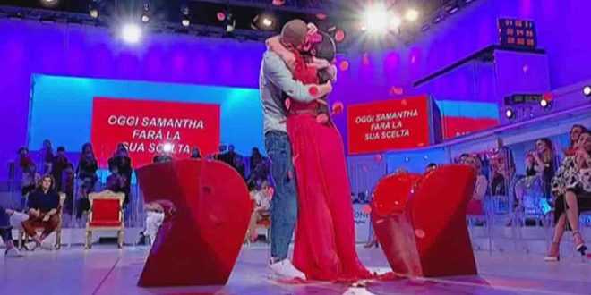 Uomini e Donne, ex corteggiatore ammette di essere gay: quale tronista corteggiava