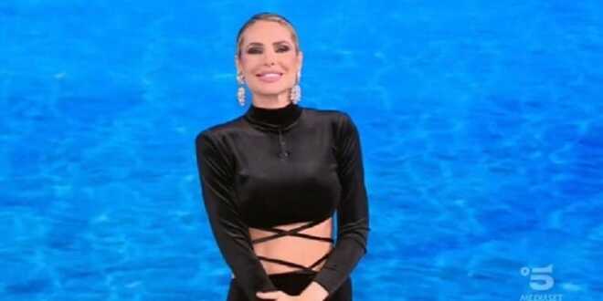 Isola dei Famosi, ex gieffina diventa opinionista? Il piano per la nuova edizione