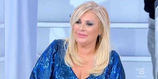 Uomini e Donne, ex tronista contro Tina Cipollari: “Meriteresti tanti calci in cu*o!”