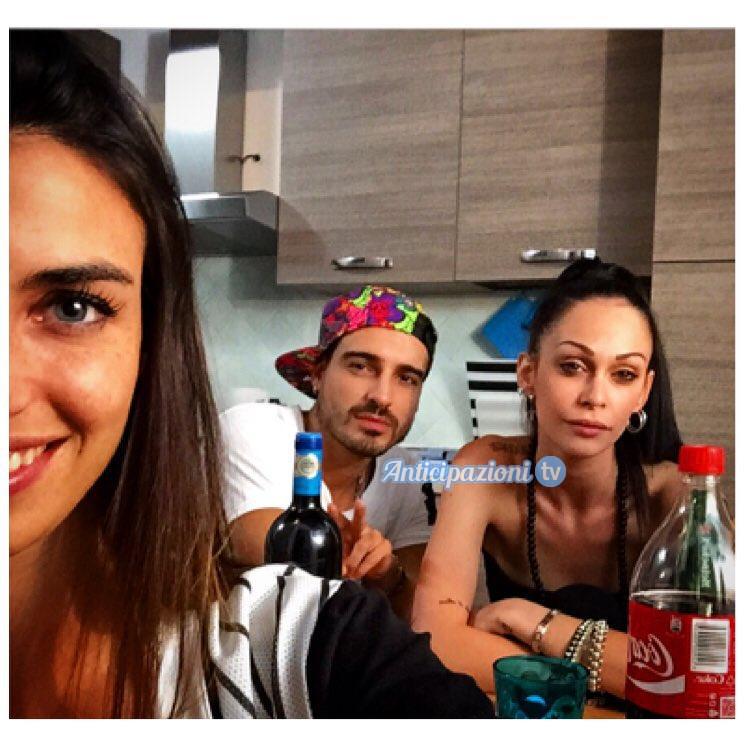 Fabio e Nicole accanto a Valentina, Andrea consolato da un’altra donna