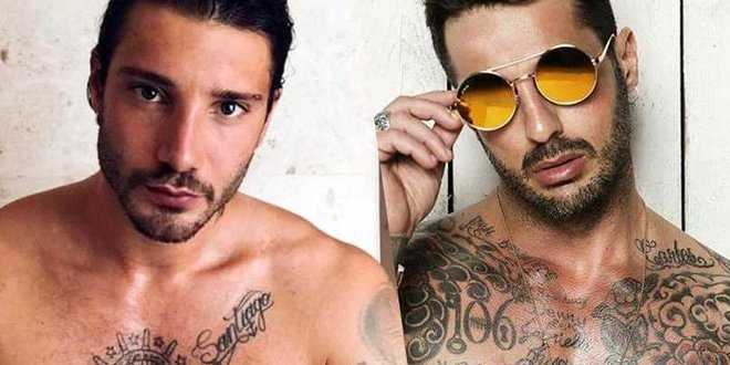 Fabrizio Corona e Stefano De Martino abbracciati e sorridenti