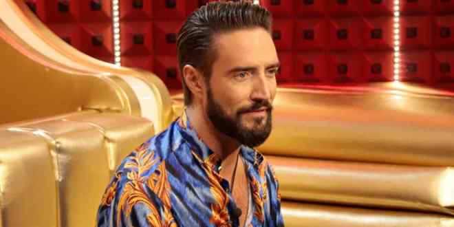Gf Vip 2021, la famiglia di Alex non risponde alle sue telefonate: lui parla con l’ idraulico