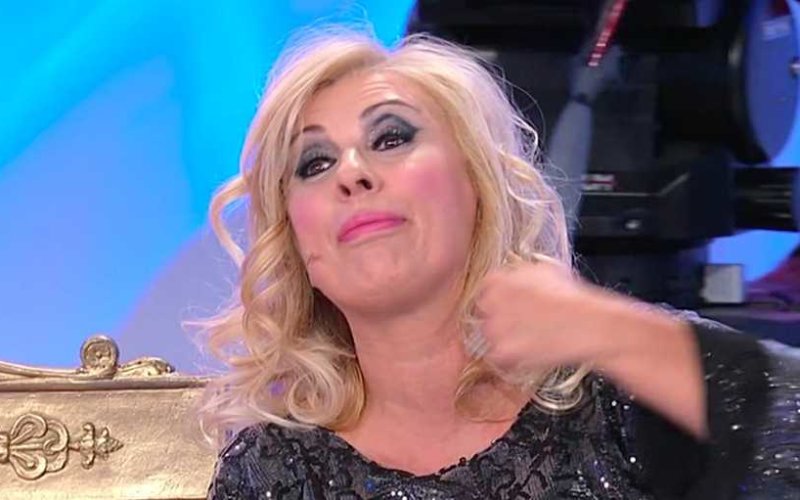 Uomini e Donne, famosa ex tronista asfalta Tina Cipollari: “Cafona e maleducata”