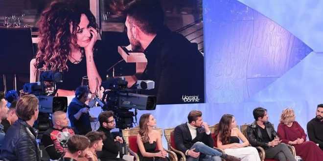 Uomini e Donne news, famosa tronista ammette: “L’ho fatto per soldi”