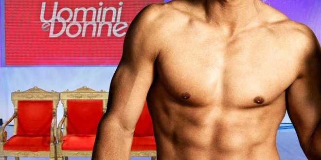 Uomini e Donne news, famoso tronista sul lastrico: ora fa lo spogliarellista