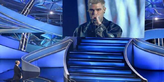 Festival di Sanremo 2023, Fedez umilia politica e moralismo: la reazione del Codacons