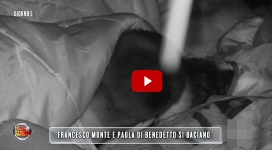 Isola dei Famosi news, Francesco Monte e Paola Di Benedetto un nuovo bacio a luci rosse?
