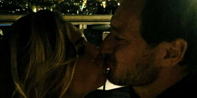 Francesco Totti e Noemi Bocchi, spunta la foto del bacio: è bufera