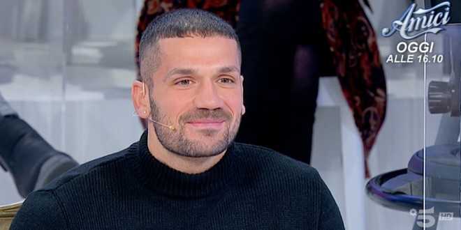 Uomini e Donne, la tremenda gaffe di Luca gela lo studio: “È troppo ignorante”