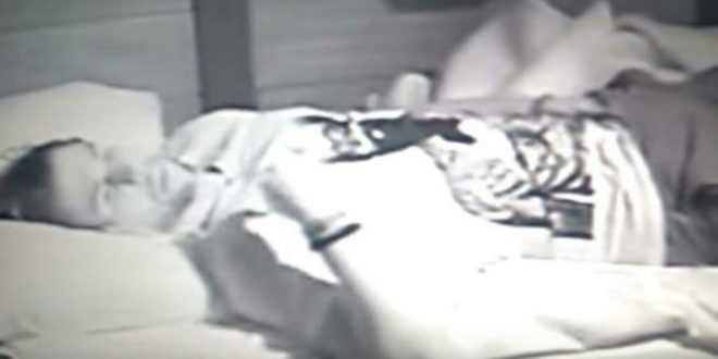 GF Vip, carezze intime in camera e confidenze tra due uomini
