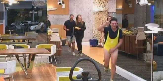 GF Vip, Lorenzo Flaherty gira per casa con un costume femminile!