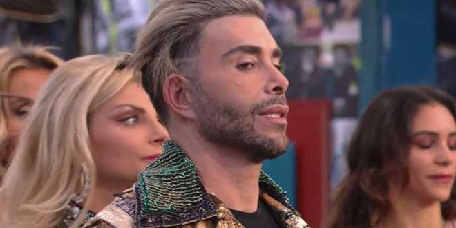 GF Vip, Giacomo Urtis si avvinghia ad Alex Belli: baci sul collo e carezze