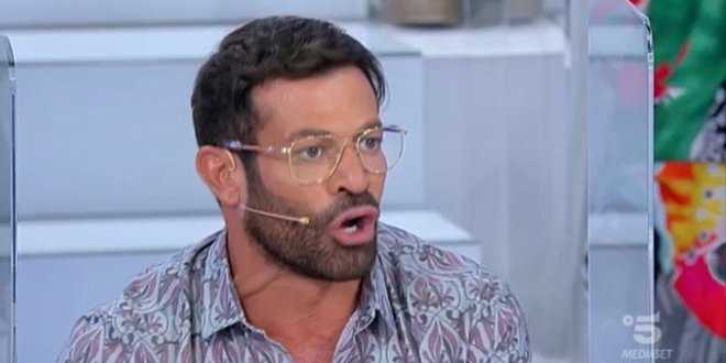 Uomini e Donne, Gianni Sperti smaschera Matteo Farnea: dure accuse al corteggiatore