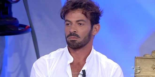 Uomini e Donne gossip, Gianni Sperti nella bufera: accuse gravissime