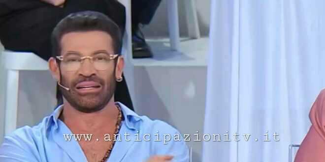 Uomini e Donne, Gianni Sperti parla della sua sofferenza nascosta: le lacrime durante le registrazioni