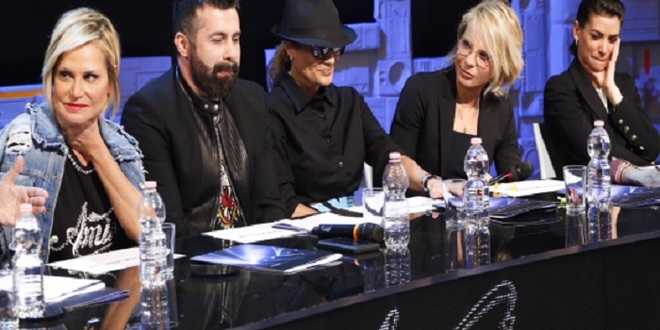 Amici 17 Serale, giudice lascia per un malore: ecco il sostituto