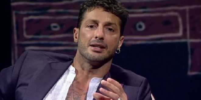 Gossip news, Fabrizio Corona cade dalla bici ma mette la testa a posto