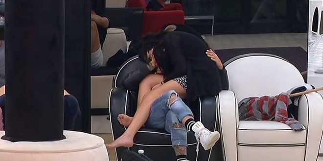 Grande Fratello 14 news: Alessandro lecca un orecchio a Federica