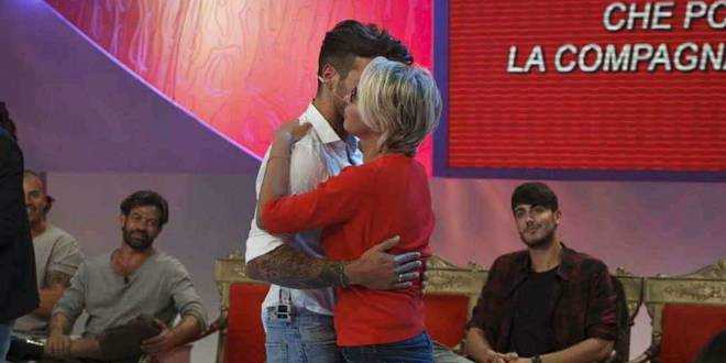 Uomini e Donne gossip, incredibile divieto della De Filippi ai tronisti?