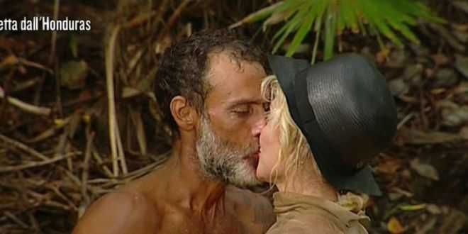 Isola dei Famosi 2017: notte di passione per Raz Degan e Paola Barale?