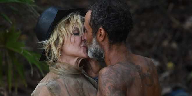 Isola dei Famosi 2017: Paola Barale lascia l’Honduras, due di picche a Raz?