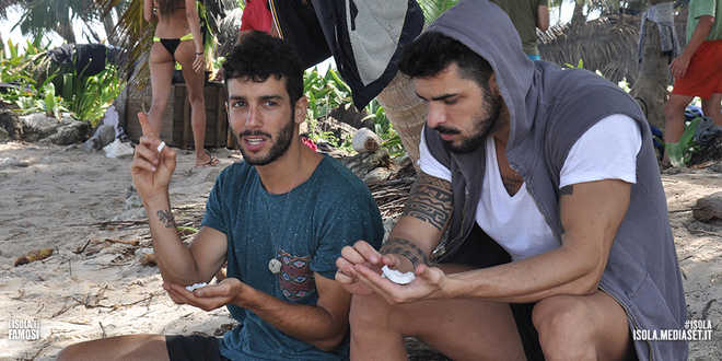 Isola dei Famosi news, le rivelazioni di Dagospia: Tara è la finta fidanzata di Cristian, mentre Jonas…