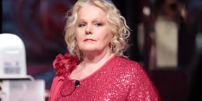 Grande Fratello Vip 2021, Katia Ricciarelli scoppia a piangere e rivela perché deve abbandonare la casa