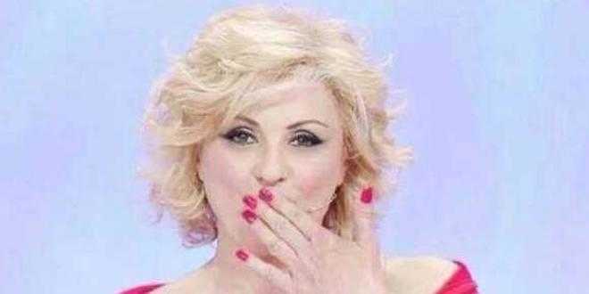 Maria De Filippi commuove Tina con un regalo strepitoso