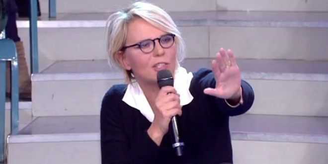 Uomini e Donne gossip, una mamma famosa denuncia: “Maria paga pochissimo mio figlio”