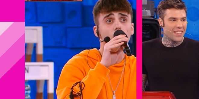 Amici, LDA reinventa Justin Bieber e conquista Fedez: la dedica alla madre e le reazioni