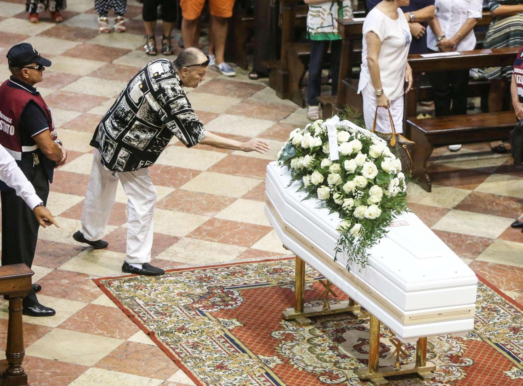 Le Iene contro i conduttori Mediaset: “Post acchiappalike, ma al funerale di Nadia non si sono visti”