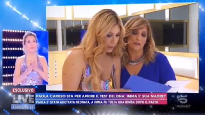 Live – Non è la d’Urso: Paola Caruso ritrova la madre naturale, ma era una messa in scena?