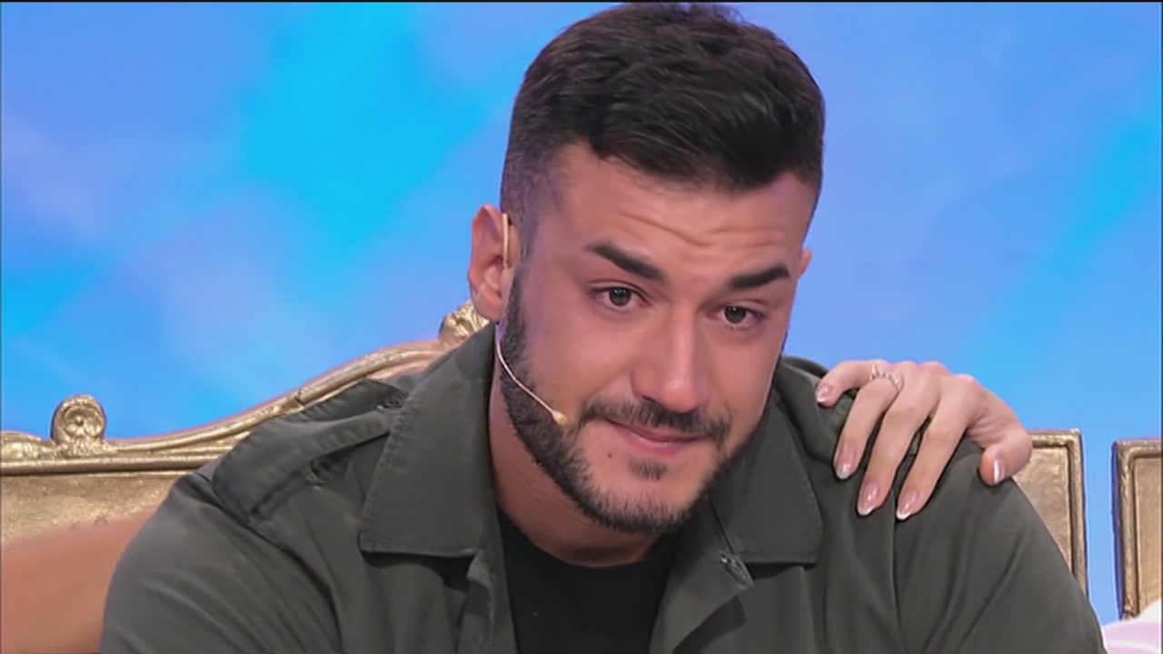 Uomini e Donne anticipazioni, Lorenzo abbandona il programma in lacrime