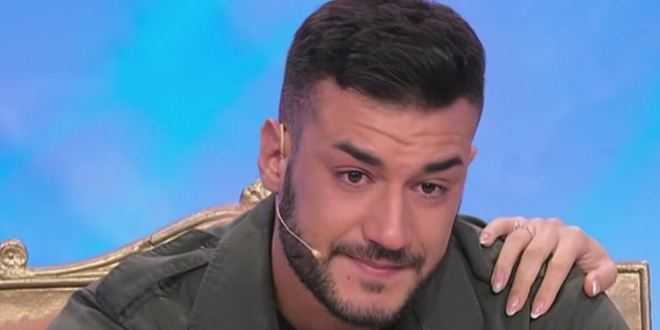 Uomini e Donne anticipazioni, Lorenzo preso in giro e insultato: la rabbia del tronista