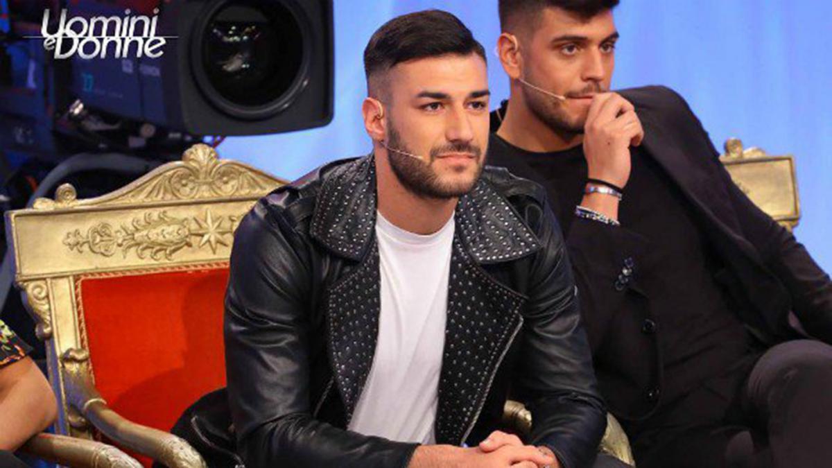 Uomini e Donne, Lorenzo Riccardi furioso: litiga e lascia la villa