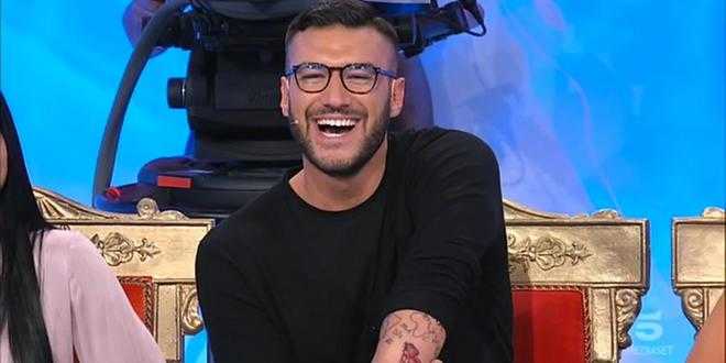 Uomini e Donne anticipazioni, Lorenzo scoppia a piangere durante un’esterna