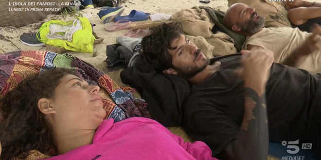 Isola dei Famosi, Luca Daffre prende in giro Maria Laura: “Mi vedrà solo nei sogni”