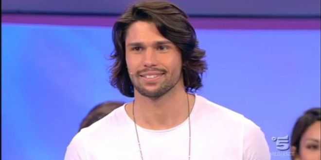 Anticipazioni Uomini e Donne: Luca Onestini e quel “ti amo” sussurrato in esterna