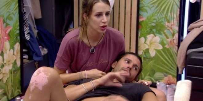 Luca Onestini tra le braccia di una ragazza nel reality in Spagna